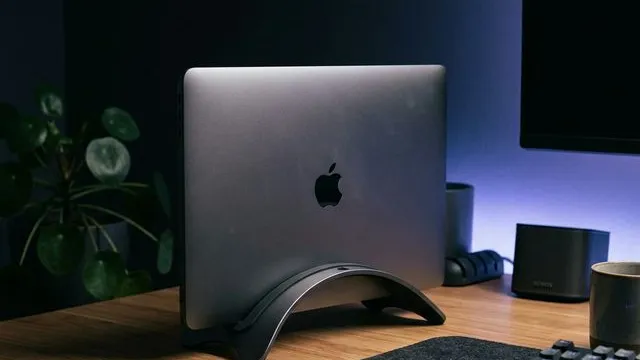 デスクが劇的に広くなる！MacBookを美しく飾る「SODI 縦置きノートPCスタンド」