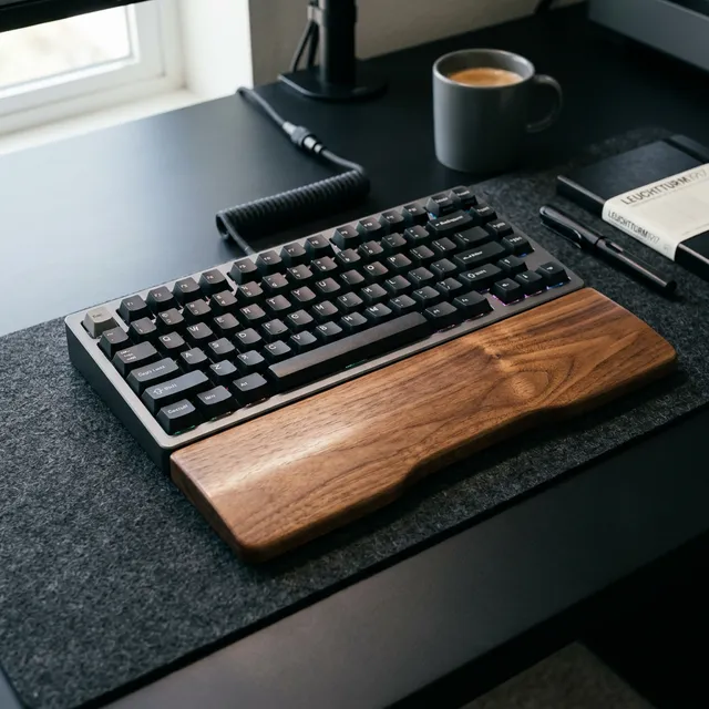 【極上の打ち心地】手首の疲れに悩む人へ！天然木「ウッドパームレスト」がキーボードの相棒に最適な理由