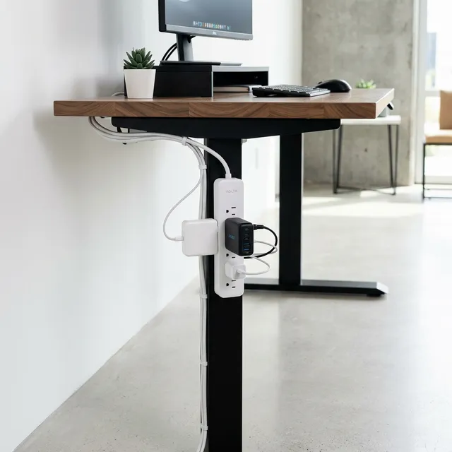 【配線地獄を解決】机の裏に貼り付く「マグネット付き10個口電源タップ」が神